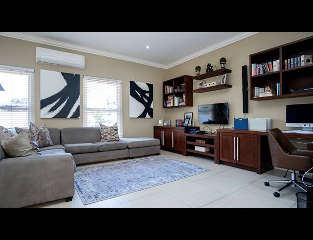 6 BEDROOM HOUSE FOR SALE IN LA LUCIA